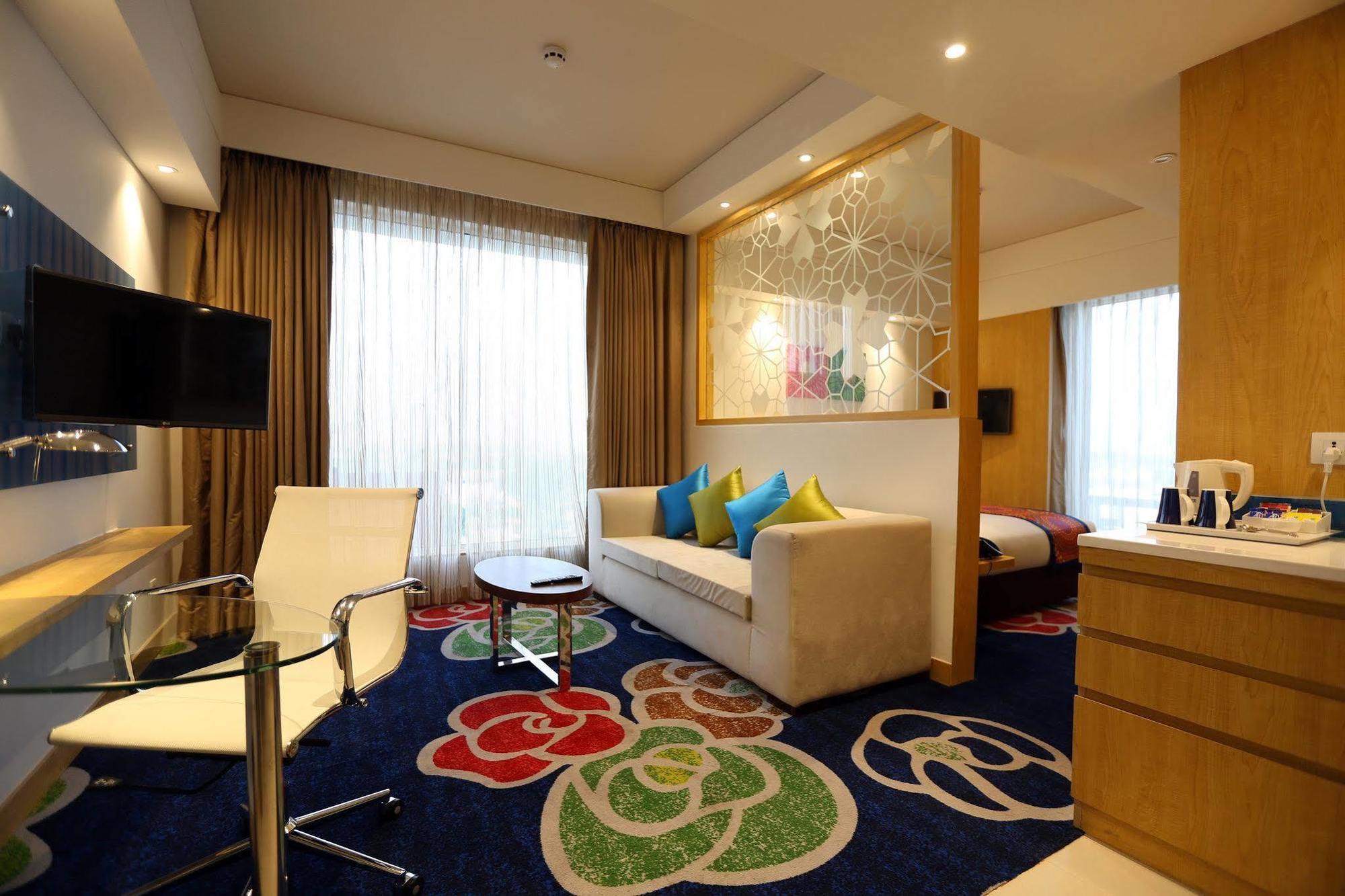 Holiday Inn Express Chennai Old Mahabalipuram Road Exterior photo