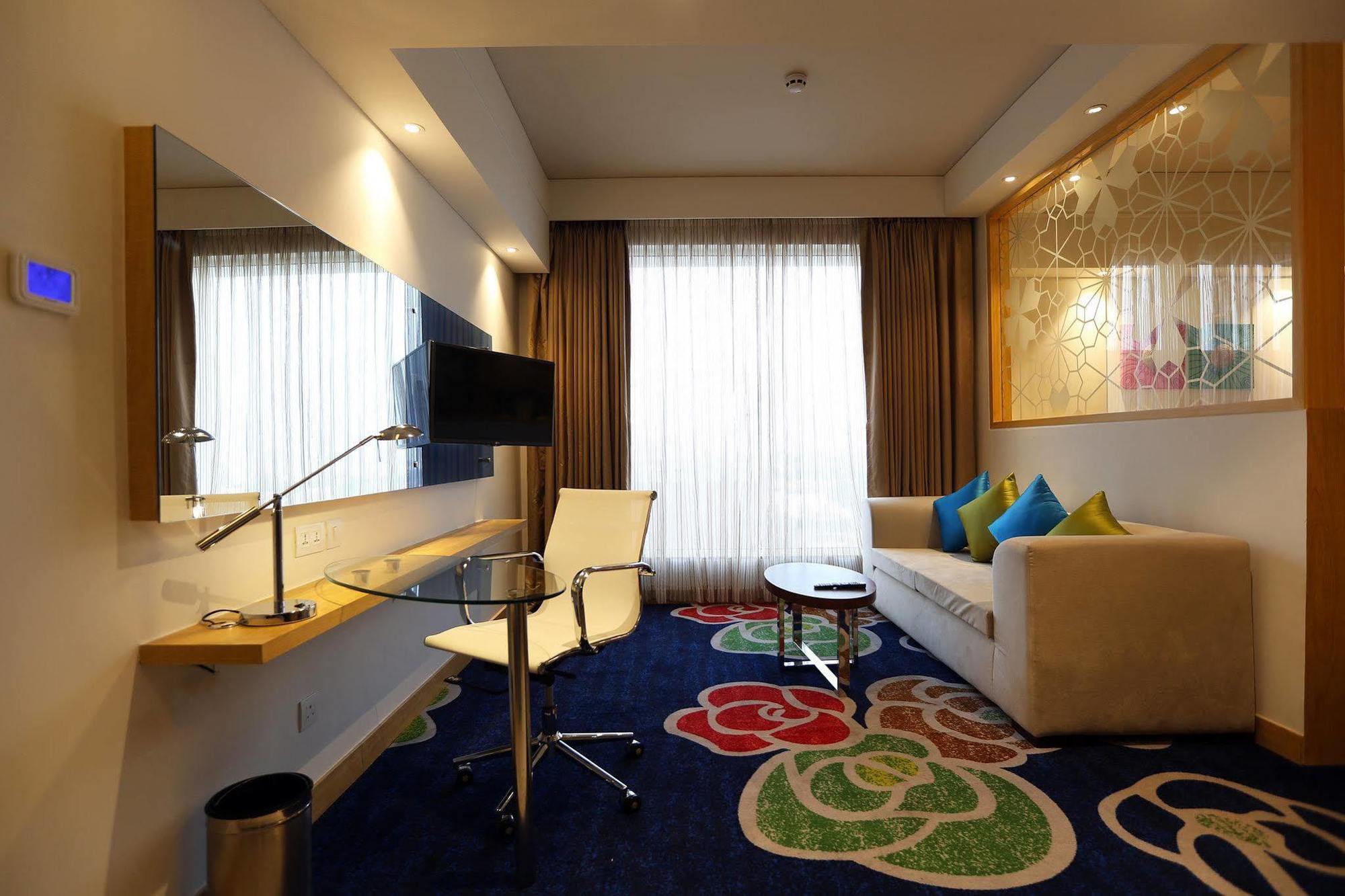 Holiday Inn Express Chennai Old Mahabalipuram Road Exterior photo